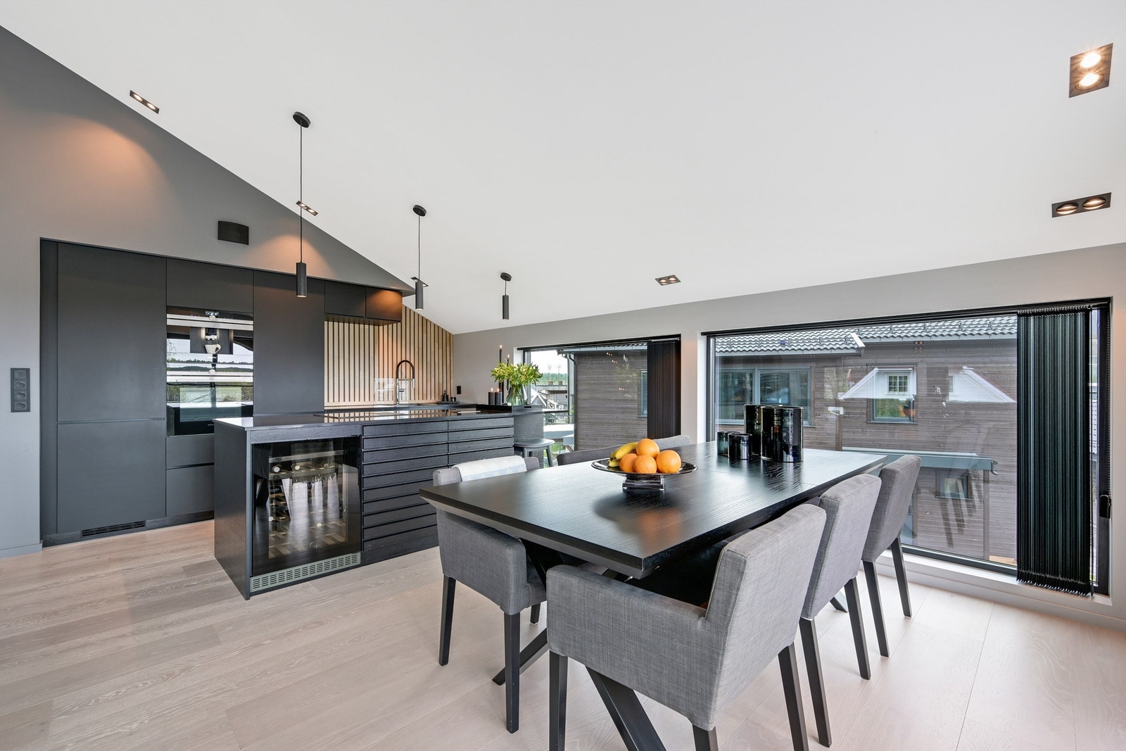 Lekkert kjøkken med praktisk "øy" og spiseplass Galleribilde