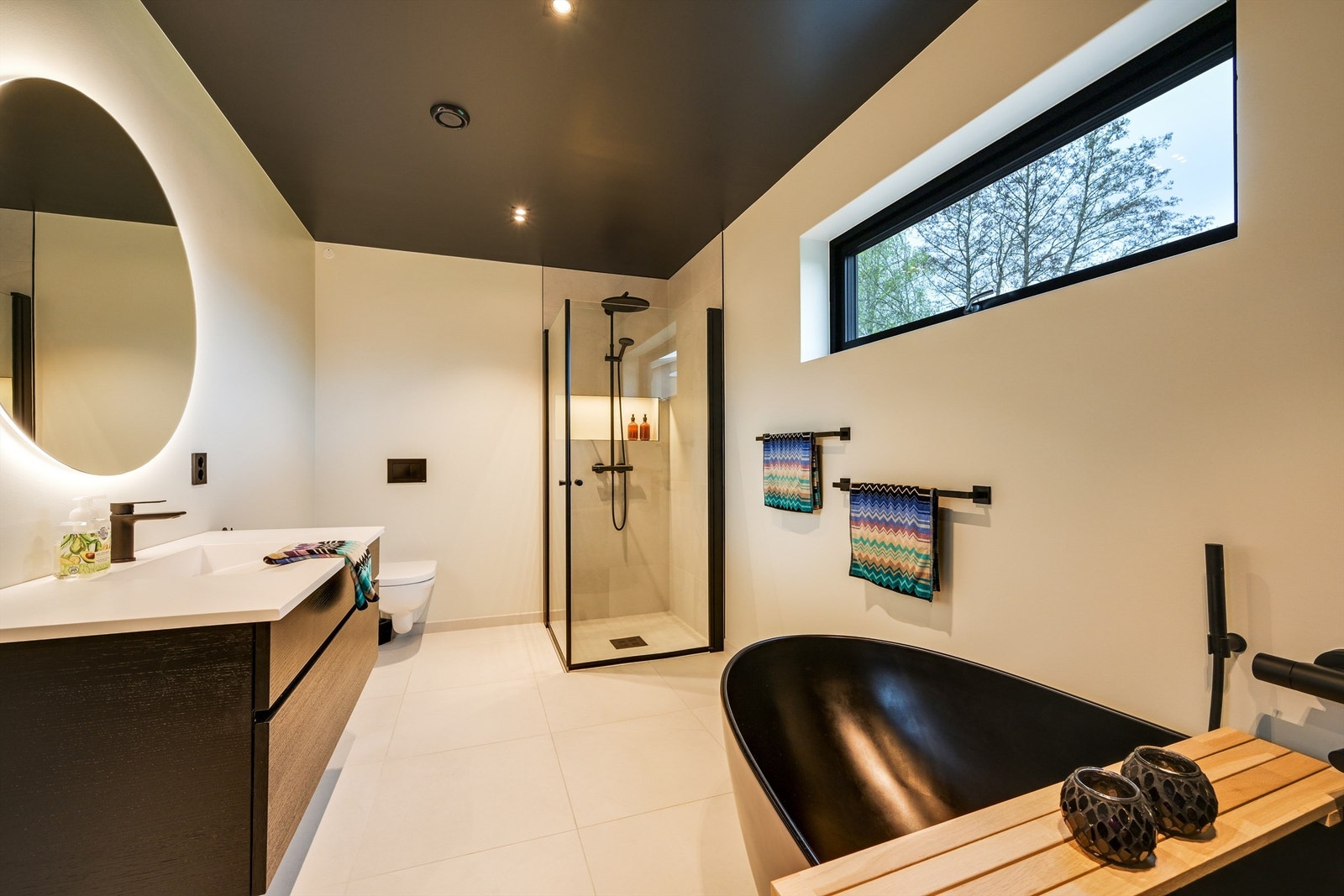 Lekkert bad i 1.etasje med badekar, dusjhjørne, servant og toalett Galleribilde