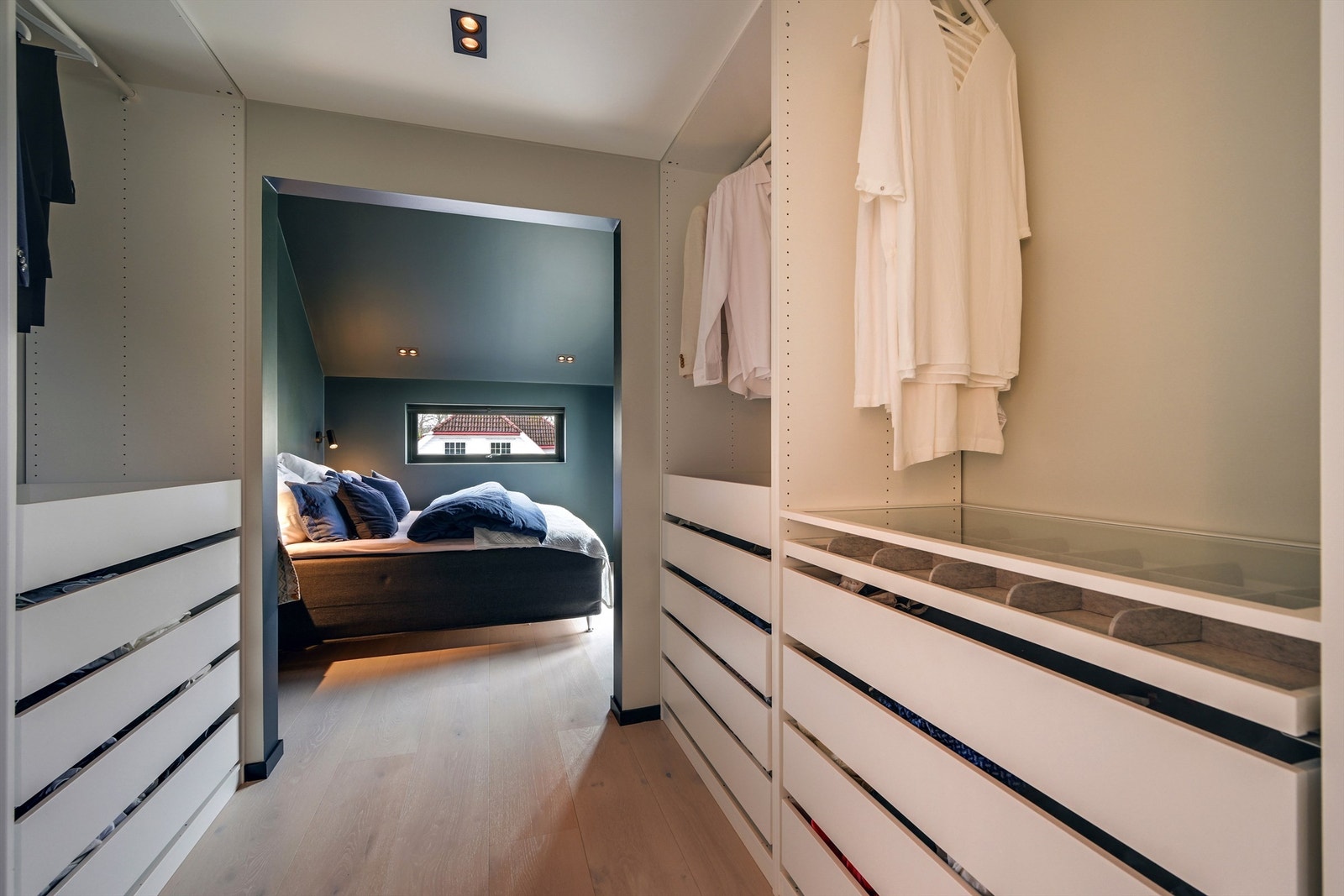 Walk-in closet i tilknytning til hovedsoverommet Galleribilde