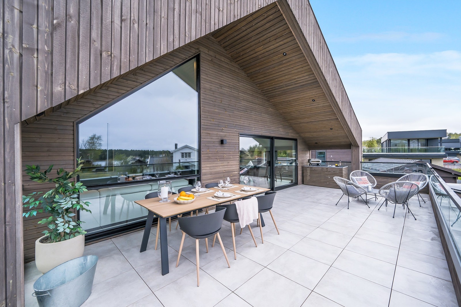 Stor og fin uteplass i 2.etasje Galleribilde