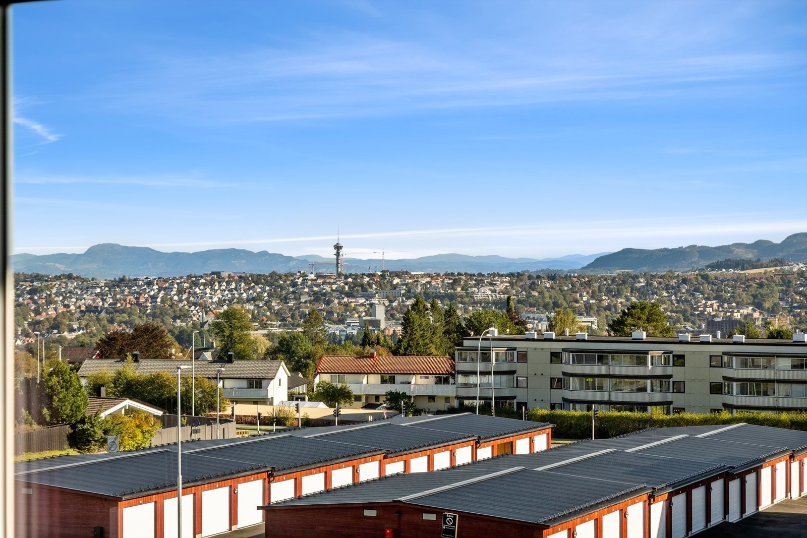 Leiligheten befinner seg i byggets 3. etasje og har panoramautsikt over Trondheim. Galleribilde