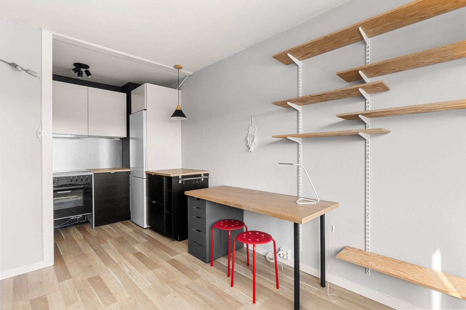 Lave felleskostnader på bare kr 3 129,- som inkluderer blant annet betjening av andel fellesgjeld, kommunale avgifter, felles bygningsforsikring og diverse vedlikehold/drift iht. regnskap. Galleribilde