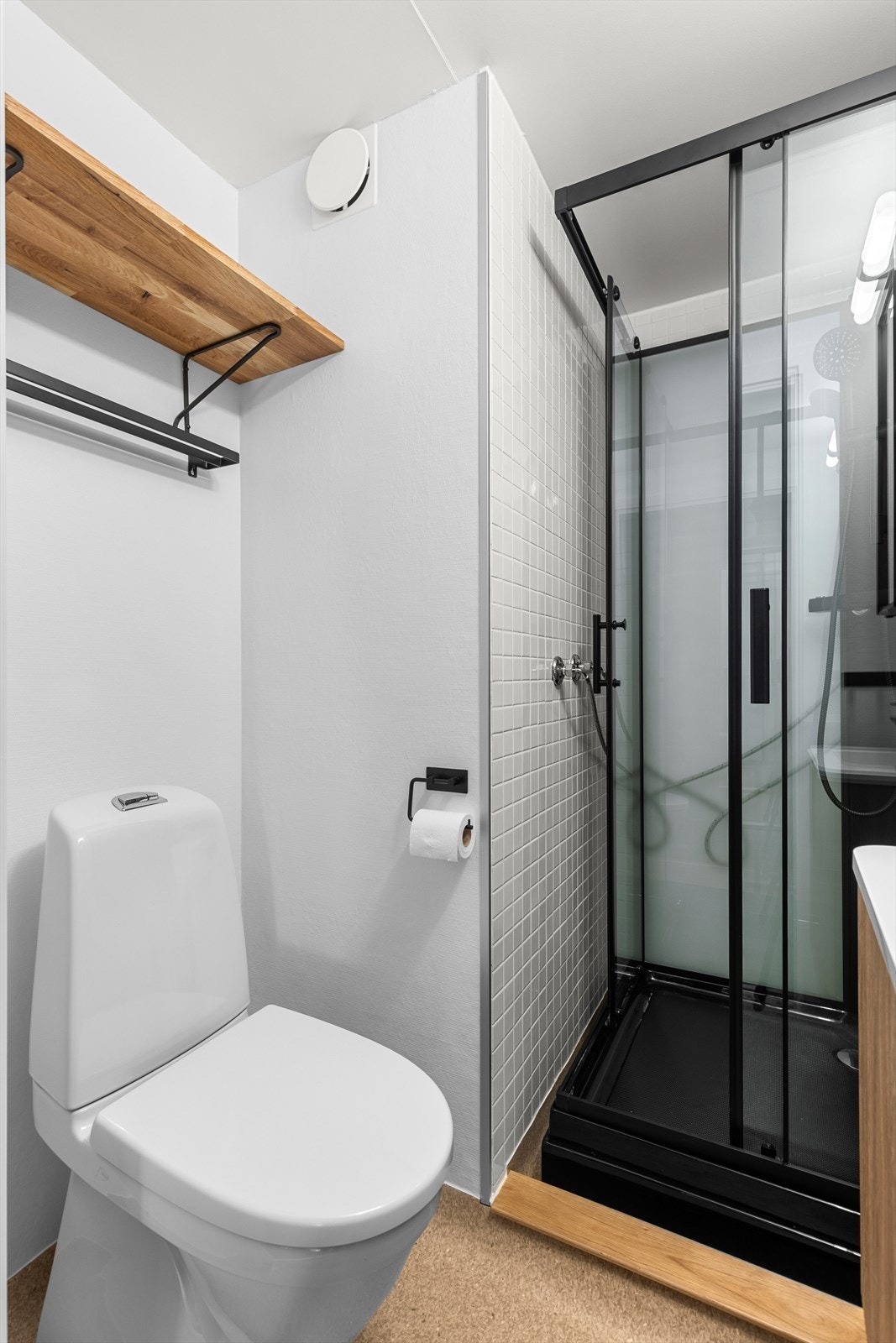 Baderomsveggene har fliser og våtromstapet, taket har himlingsplater og
gulvet har vinylbelegg. Galleribilde