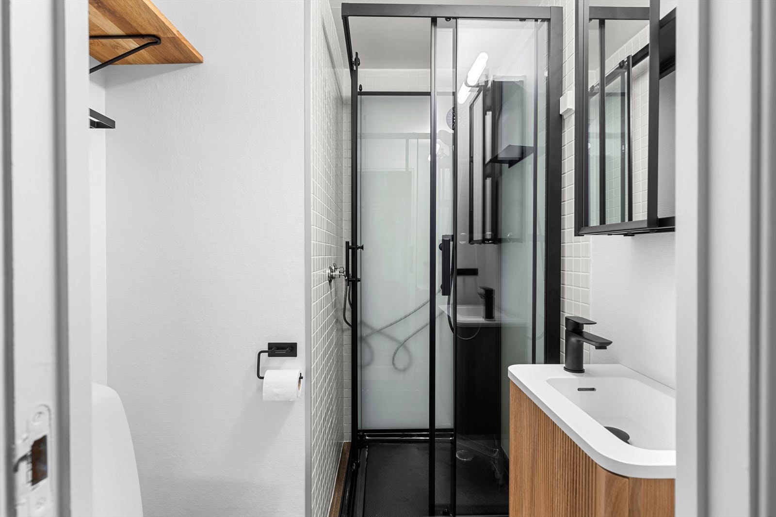 Det ble etablert nytt sluk og ny membran på gulv i 2025. Samtidig ble det også innstallert nytt dusjkabinett, toalett og byttet innredning. Galleribilde