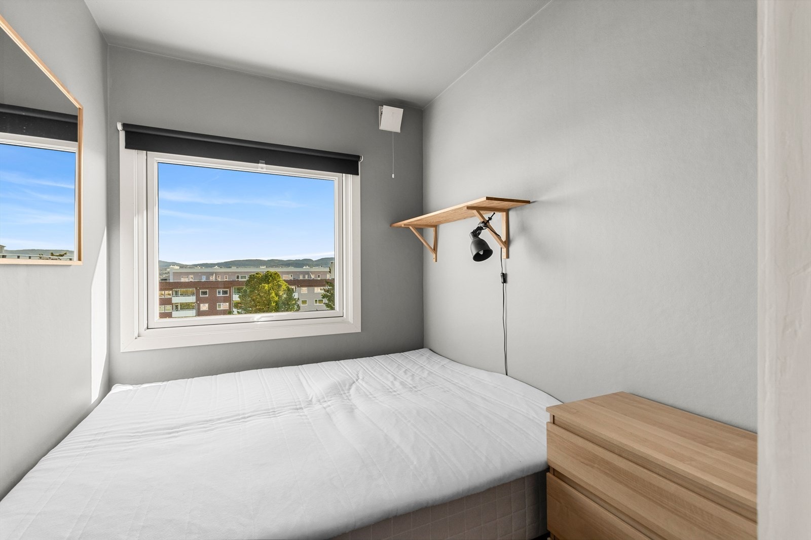 Soverommet er vendt mot øst som vinduene på stuen. Det er plass til dobbelseng og nattbord/kommode. Galleribilde