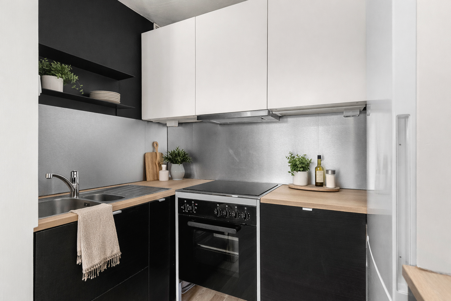 Koselig kjøkkenkrok med glatte fronter og benkeplate av laminat. (Bildet er digitalt stylet med dekorering og effekter) Galleribilde