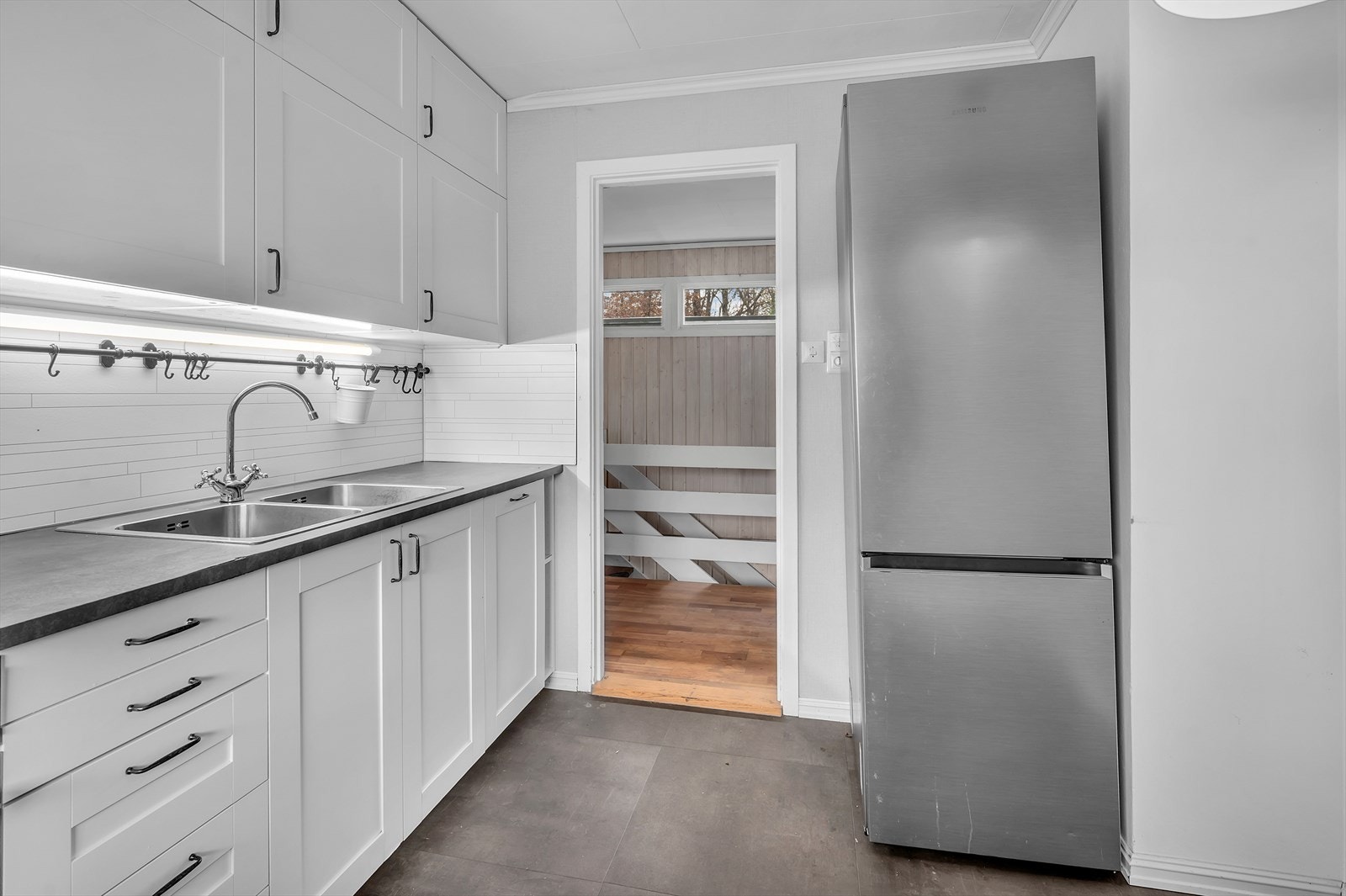 Pent kjøkken med hvite fronter Galleribilde