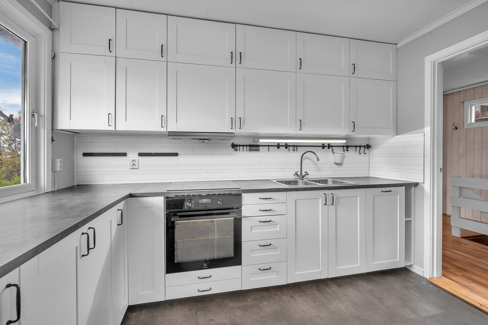 God skap- og benkeplass Galleribilde