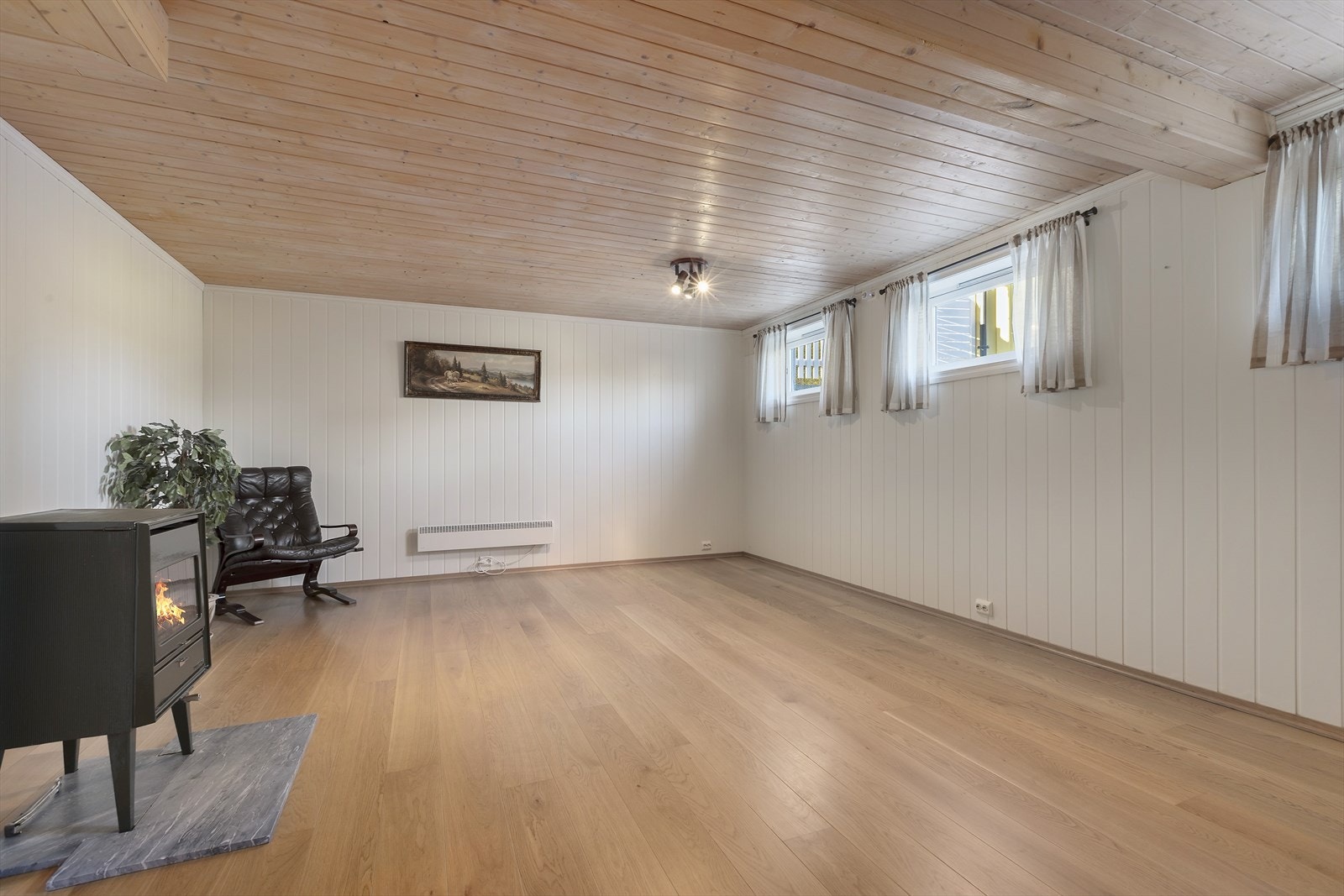 Panel på vegger, tak og parkett på gulv Galleribilde