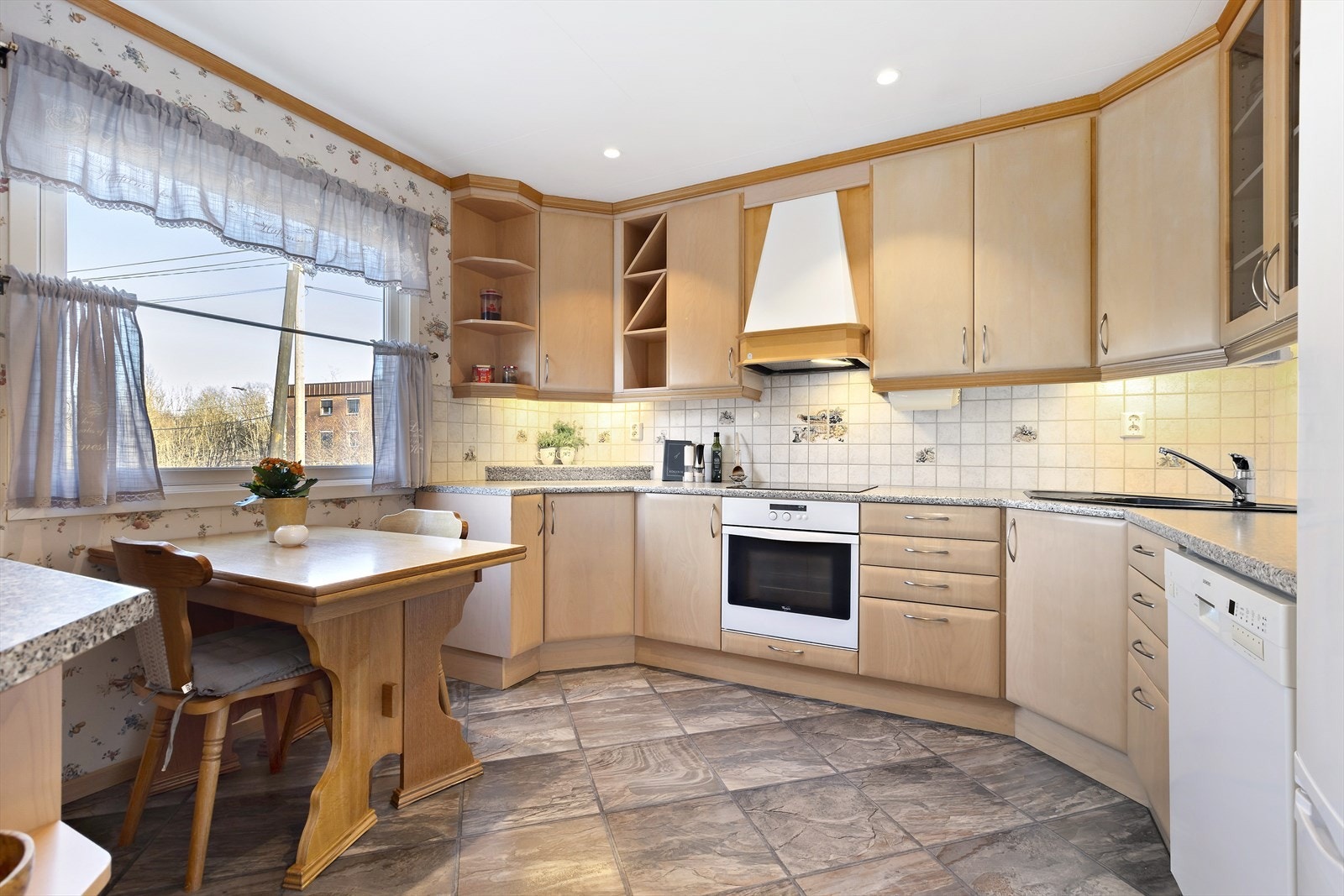 Lys pen kjøkkeninnredning. God benkeplass Galleribilde