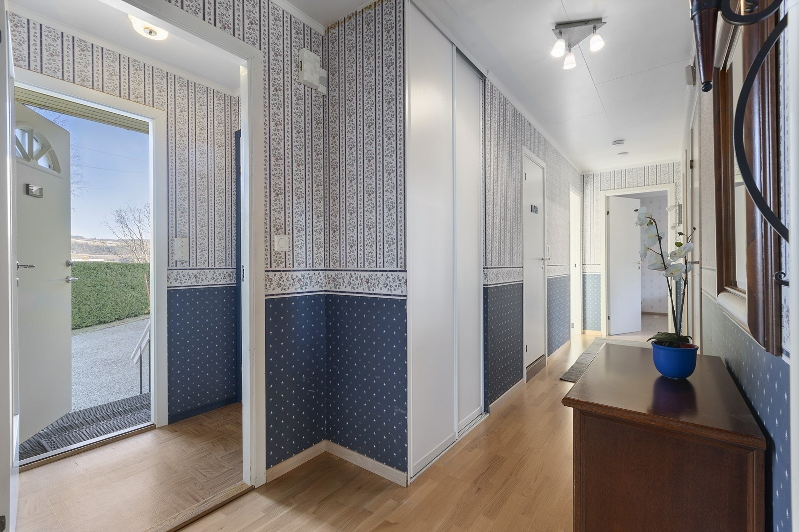 Gang med skyvedørsgaraderobe Galleribilde