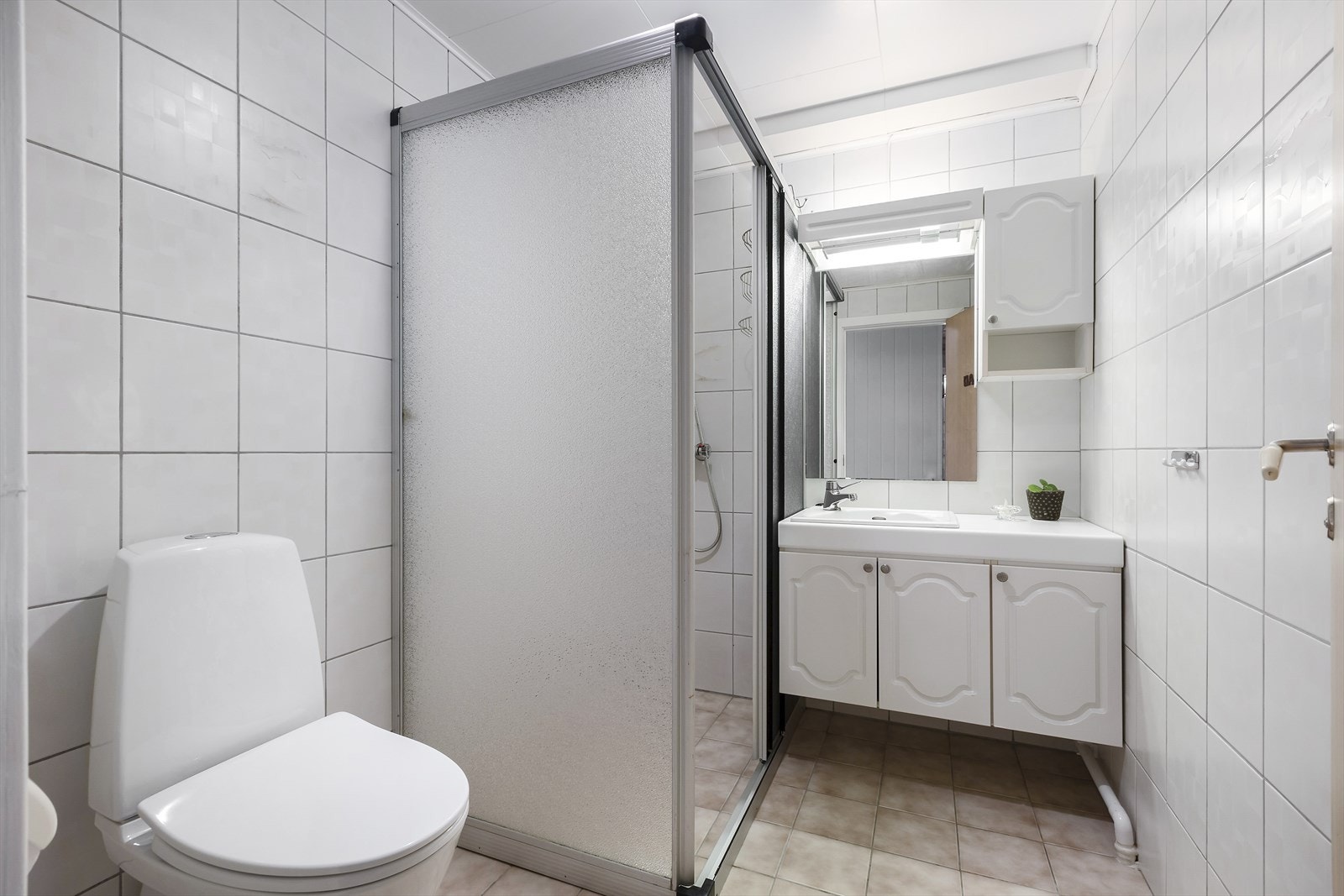 Flislagt bad med dusj og toalett Galleribilde