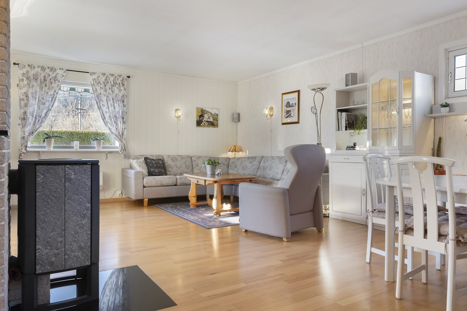 God plass til å møbelere stua med flere soner Galleribilde