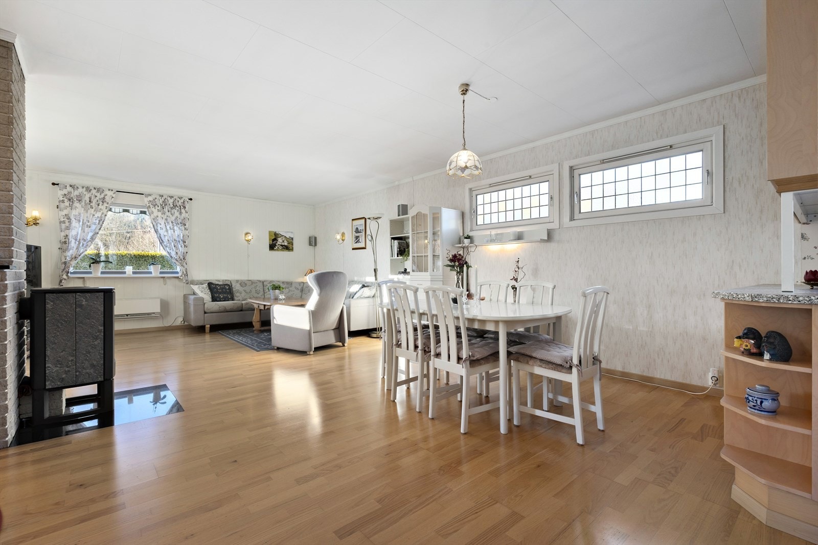 Pen lys stue og spisestue Galleribilde