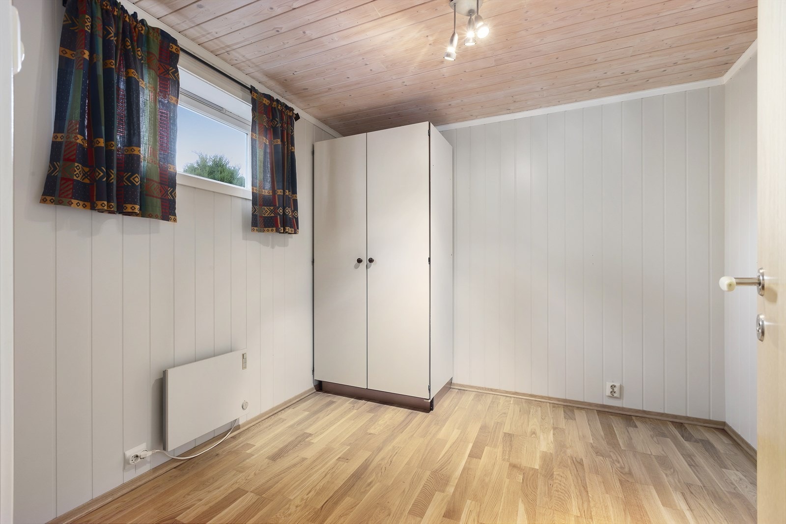 Klesrom benyttet som soverom (rommet er ikke omsøkt og er ikke godkjent for varig opphold). Galleribilde