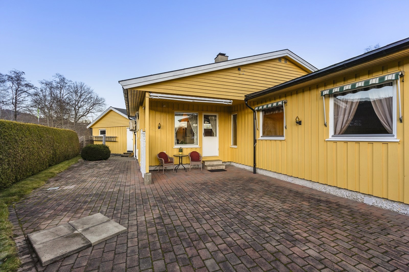 Uteplassen er lun og godt skjermet for innsyn Galleribilde