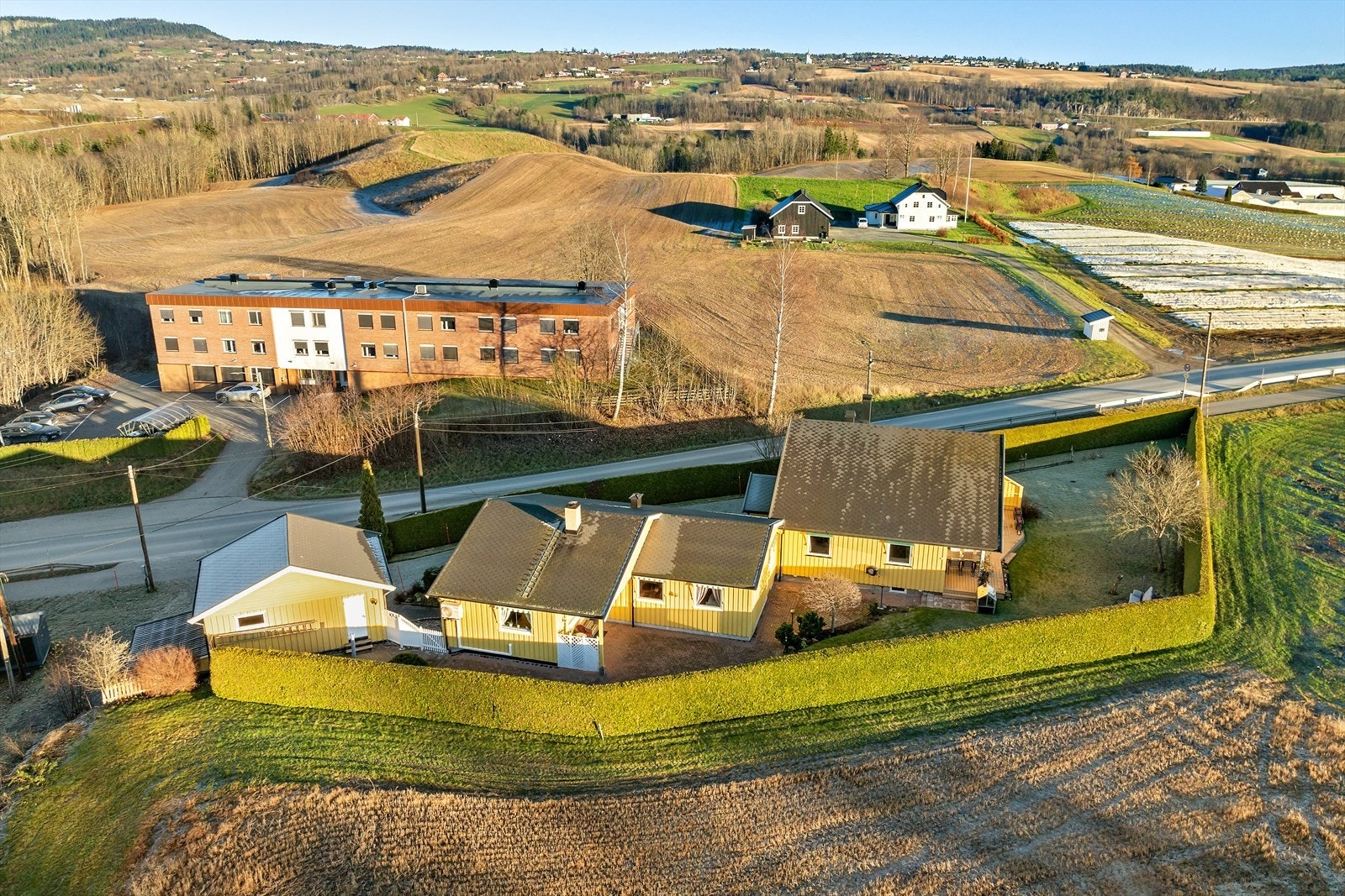 Velkommen til Vestsideveien 99! Kjedet enebolig med to biloppstillingsplasser i dobbelgarasje. Galleribilde