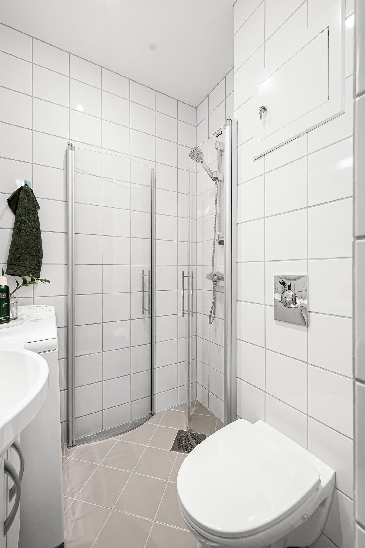 Vegghengt toalett med innebygget sisterne. Galleribilde