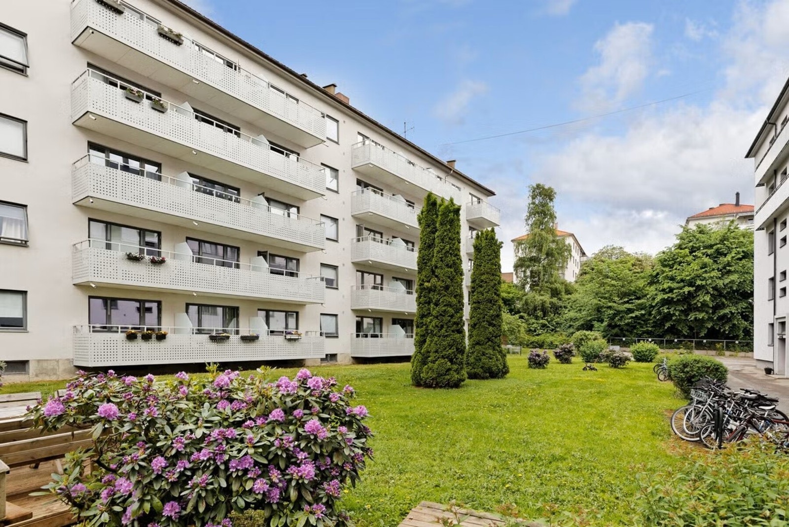 Hyggelig opparbeidet fellesområde med grøntarealer og sittegrupper Galleribilde