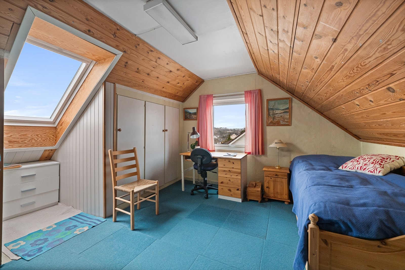 Loftet er innredet med 2 soverom og en loftstue/kontor (loftet er ikke omsøkt) Galleribilde