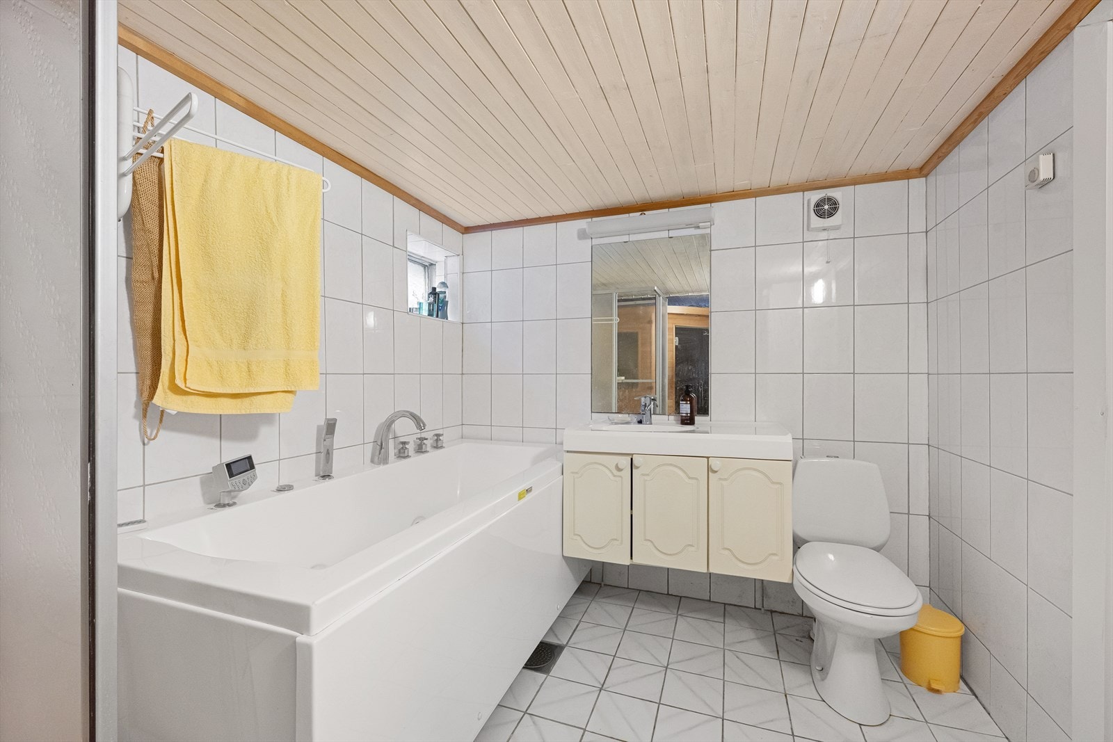 Kjeller inneholder boder, hobbyrom, samt bad med badstue Galleribilde