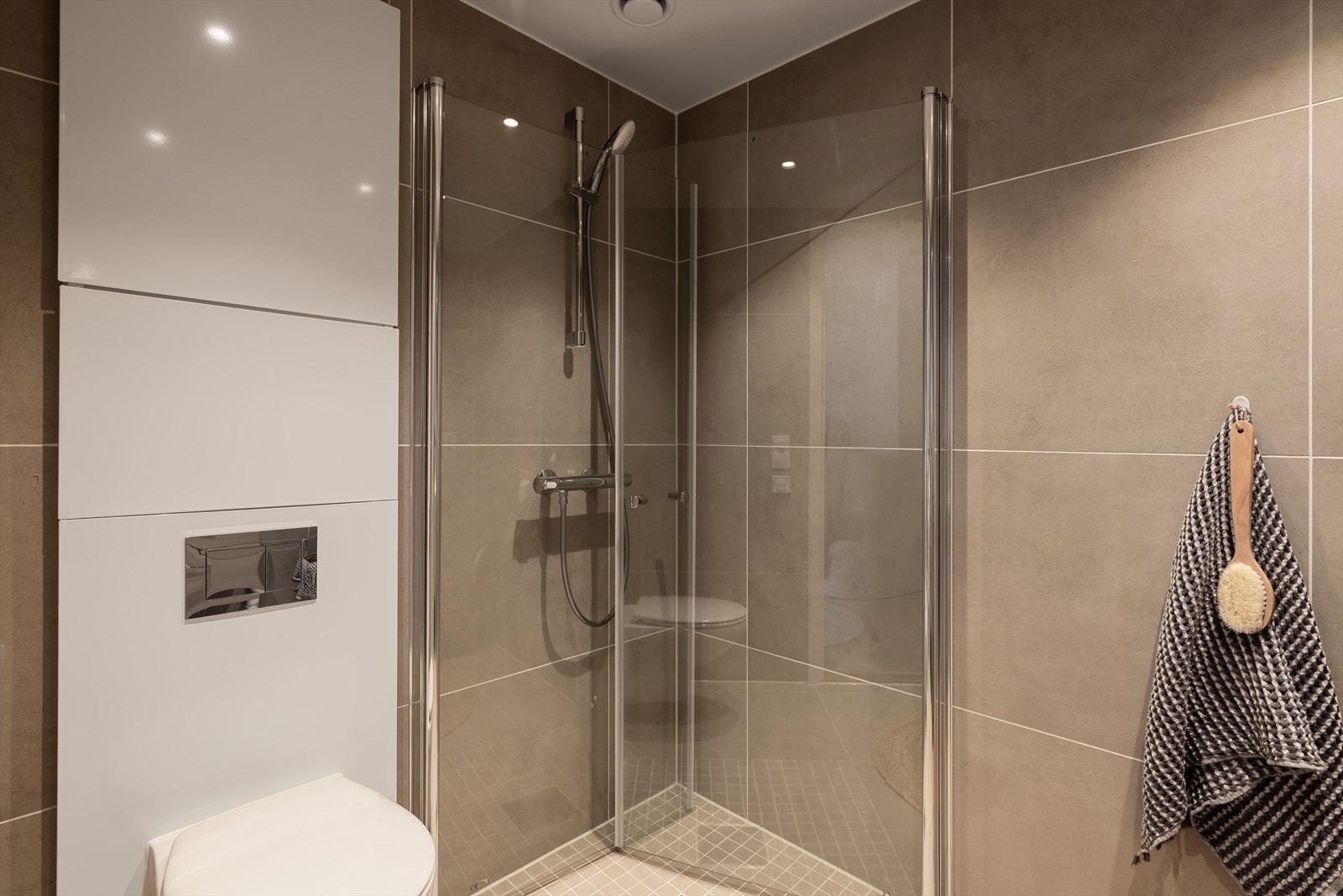 I tillegg til innfellbare dusjvegger og vegghengt toalett. Galleribilde