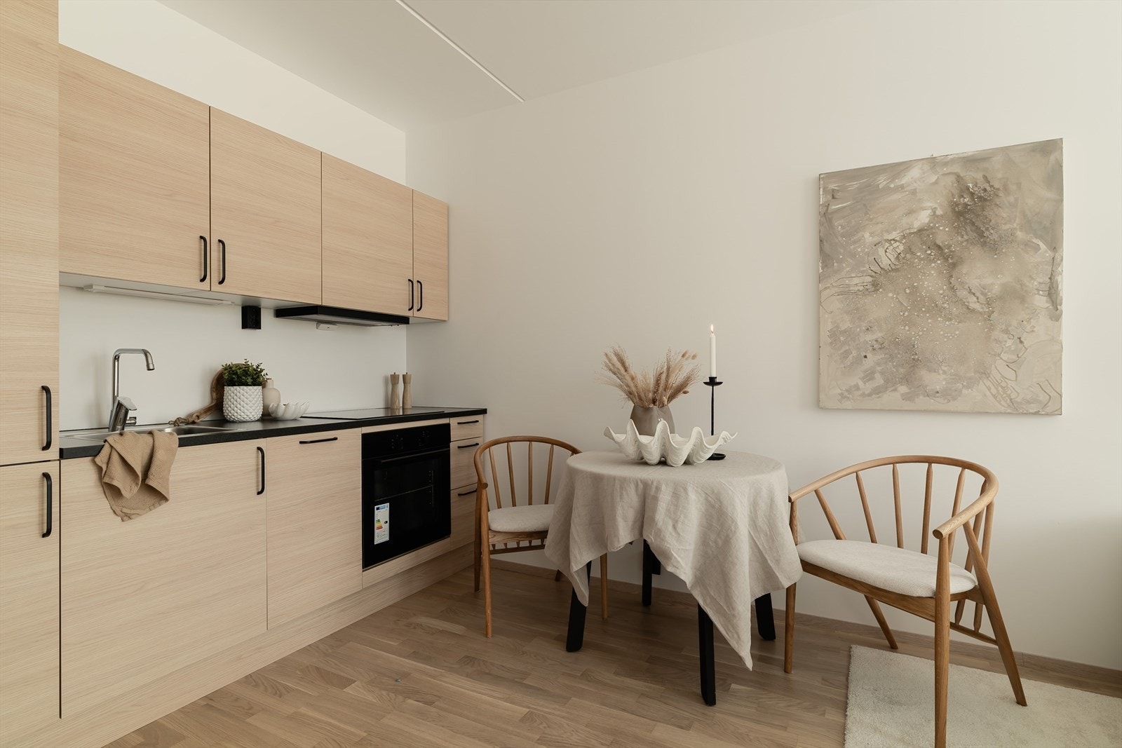 Her er det integrert platetopp med induksjon, komfyr, oppvaskmaskin og kombiskap kjøl/frys. Galleribilde