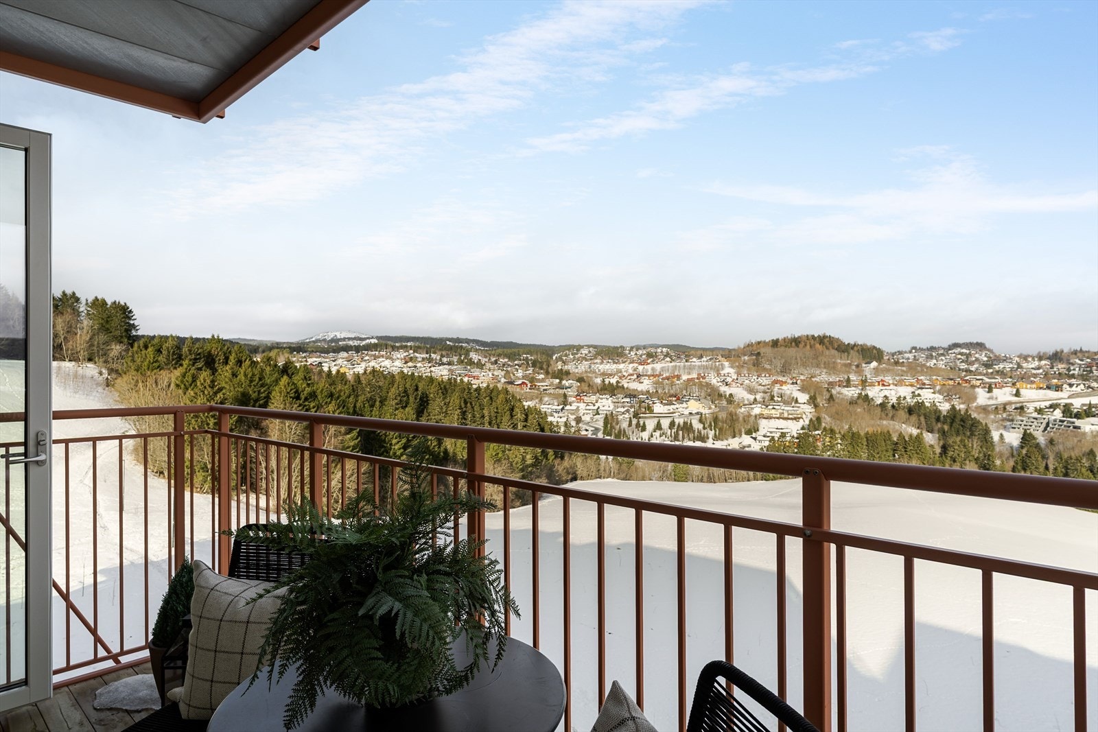 Balkongen er på 6m², og har gode innredningsmuligheter! Galleribilde