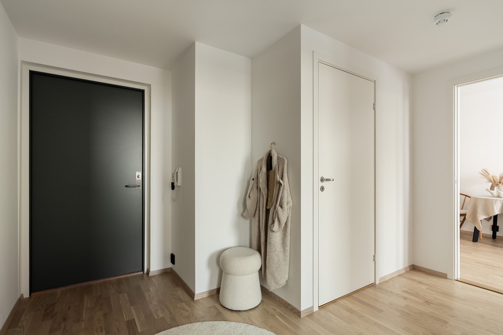 Entre'en er på ca. 7,5m². noe som muliggjør ulik garderobeløsninger. Galleribilde