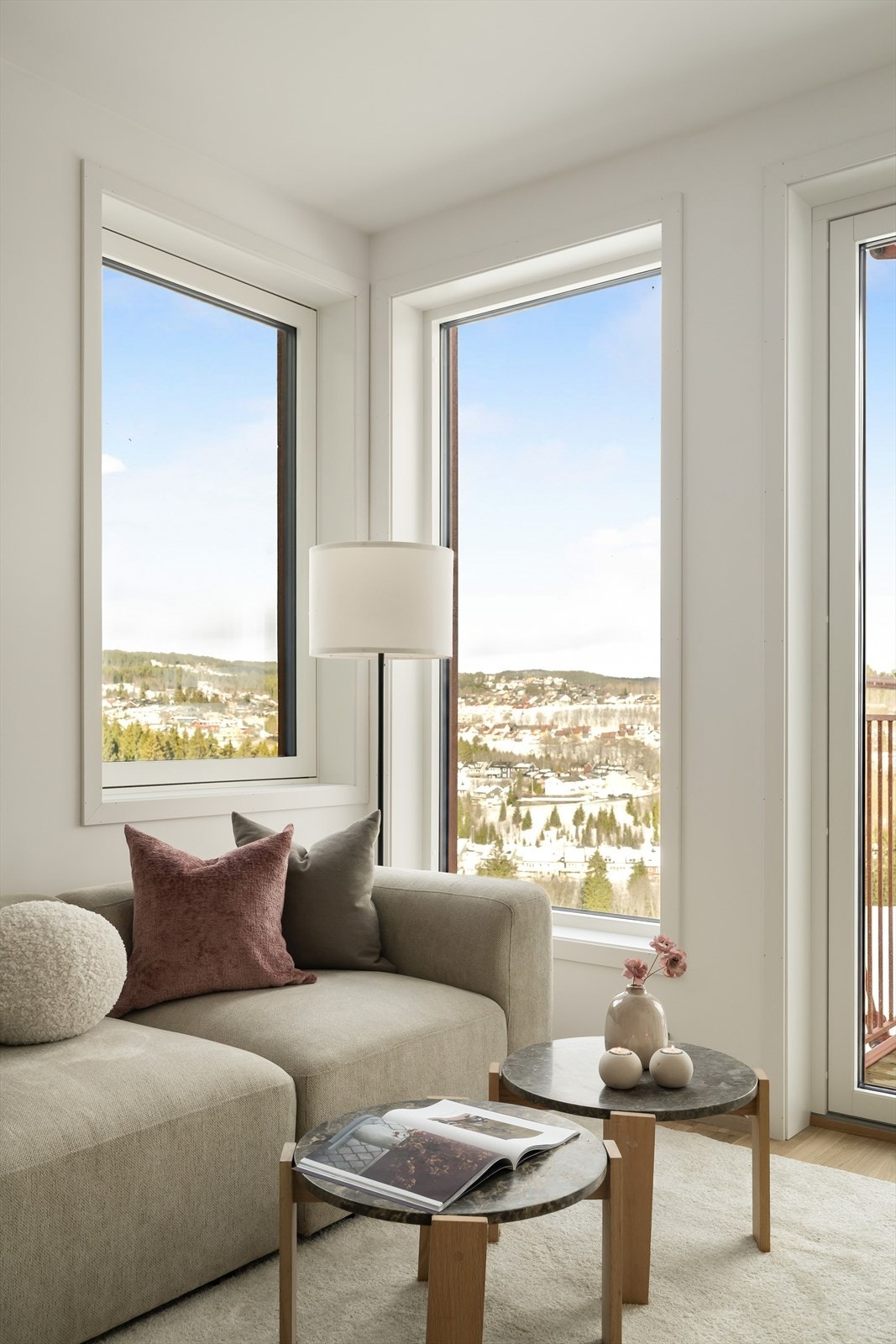 Det er godt med lysinnslipp i leiligheten og den fremstår dermed som lys og luftig. Galleribilde