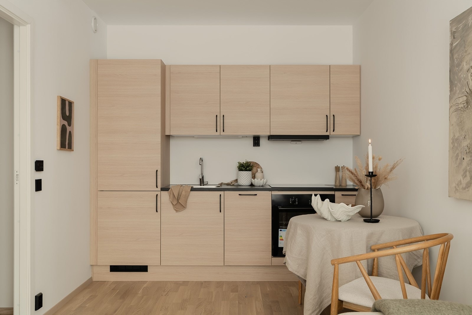 Kjøkkenet har fronter av eik og er levert av Optimera. Galleribilde