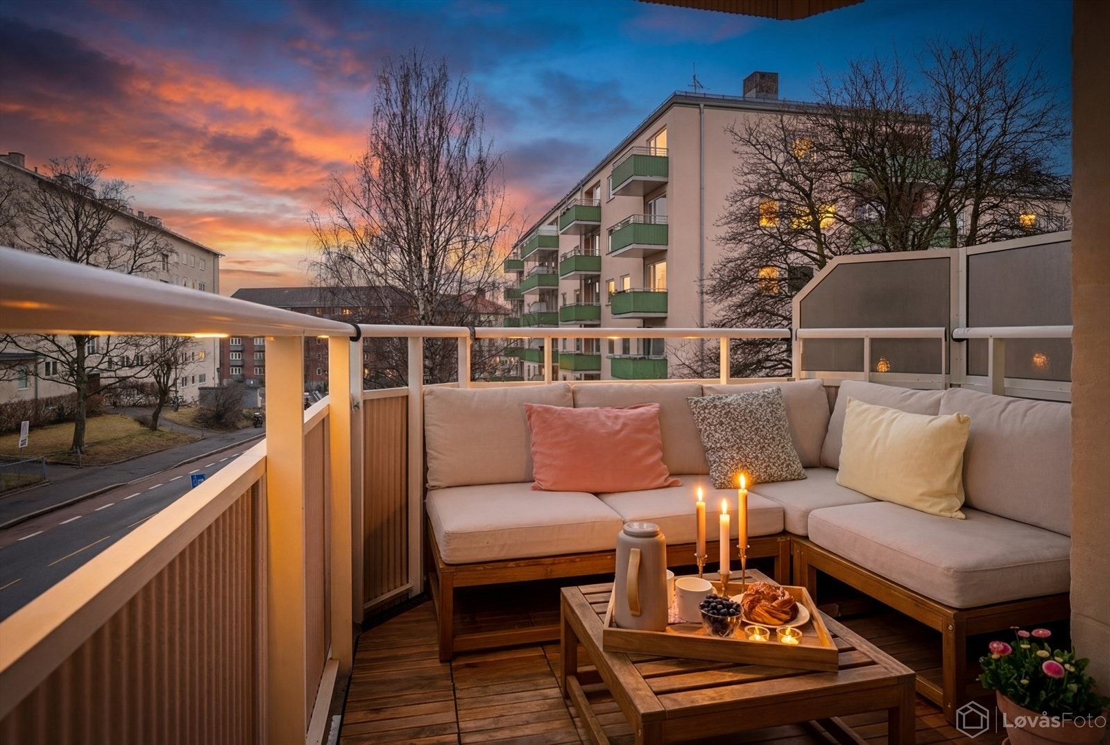 Drømmer dere om en leilighet med sjel, hvor lyset strømmer inn fra flere kanter, balkongen bader i sol store deler av dagen og bylivet ligger bare en kort spasertur unna? Galleribilde