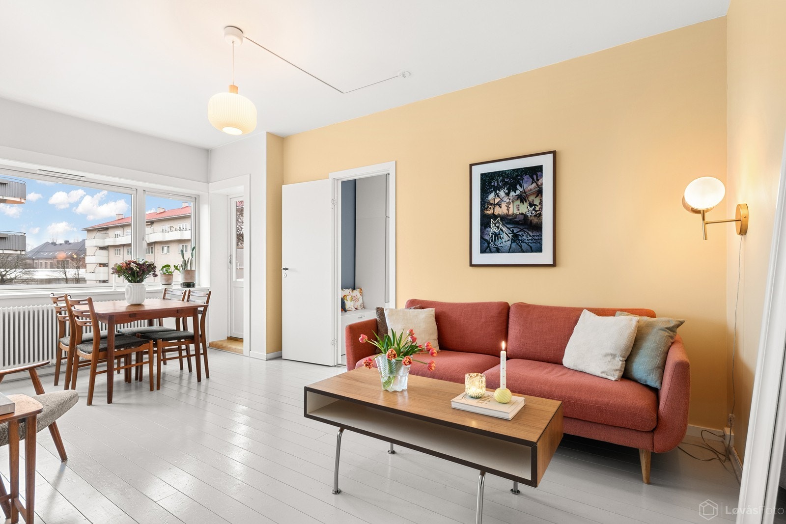 Hjertet av boligen er den lyse og innbydende stuen, hvor store vindusflater slipper inn rikelig med dagslys og skaper en luftig og behagelig atmosfære. Galleribilde