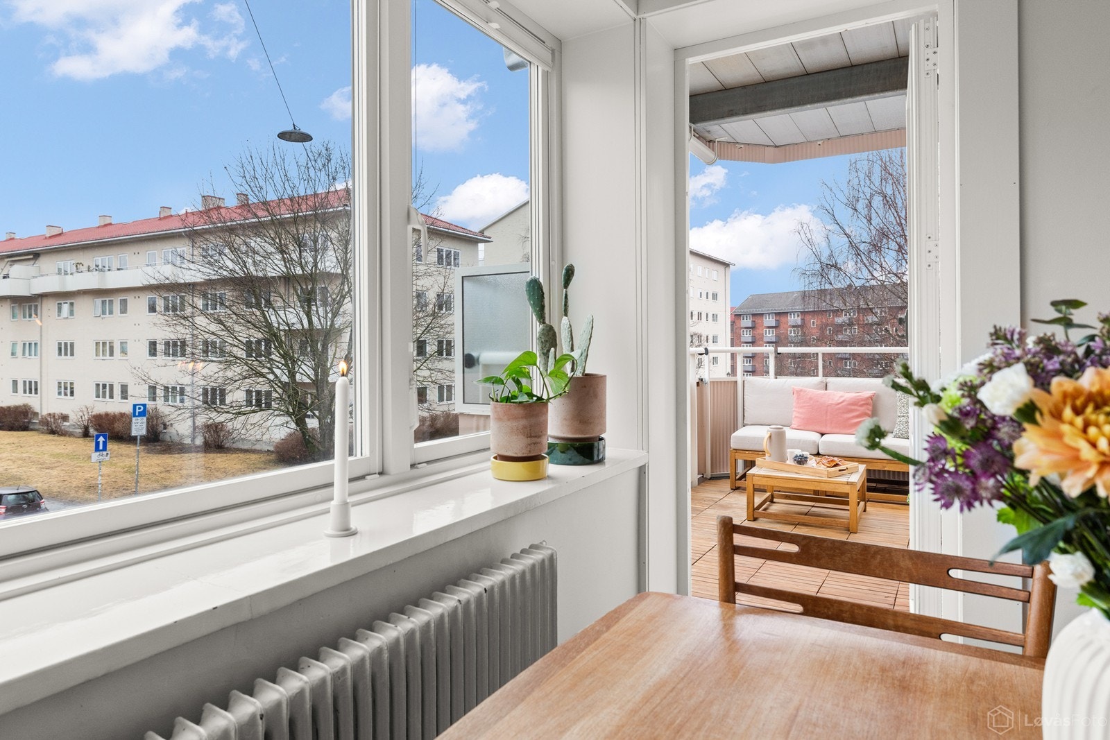 Fra stuen er det utgang til balkongen, som fungerer som en naturlig forlengelse av oppholdsrommet i vår- og sommerhalvåret. Galleribilde