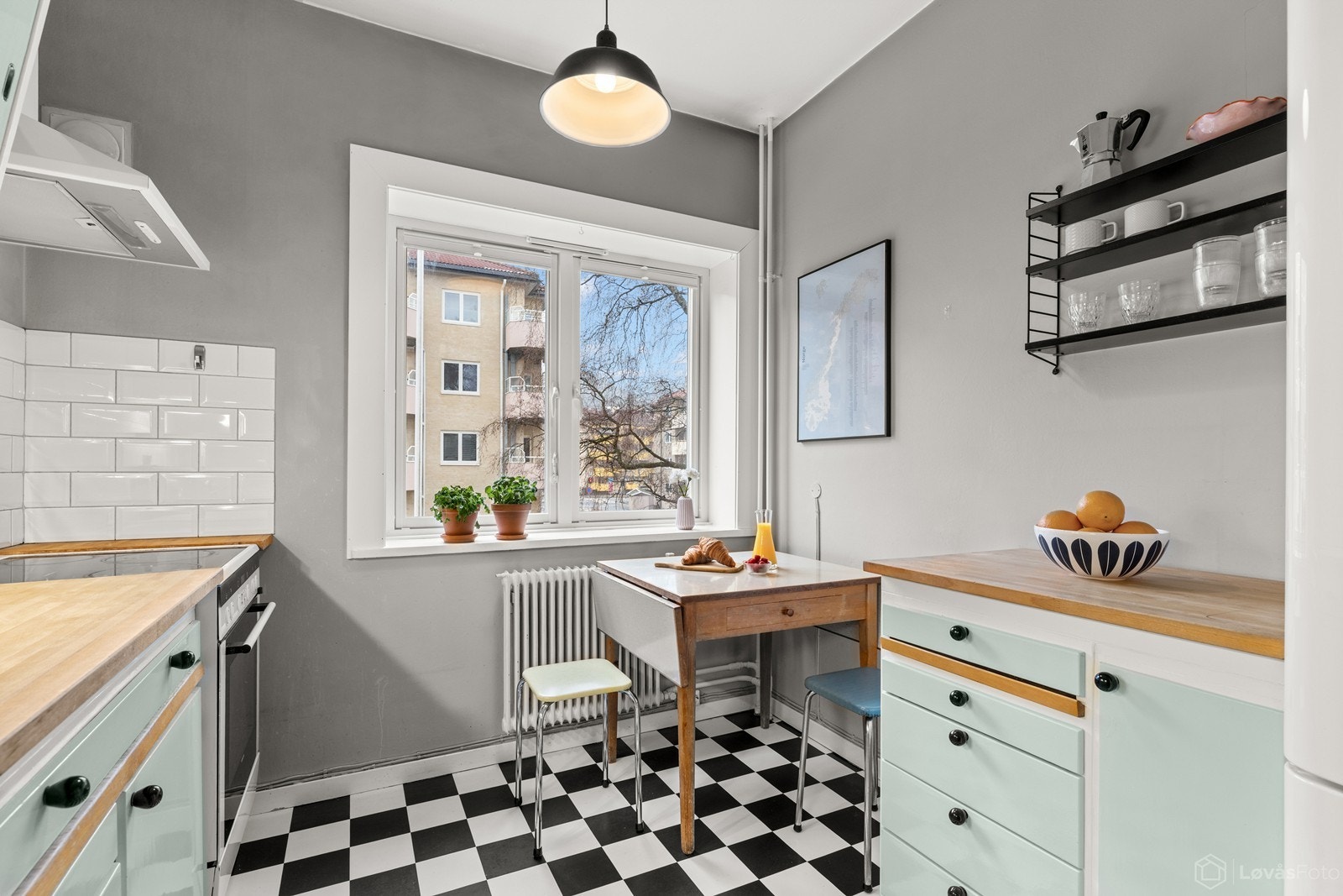 Her er det også plass til en liten og hyggelig spisekrok, et fint sted for frokost eller kjappe måltider. Galleribilde