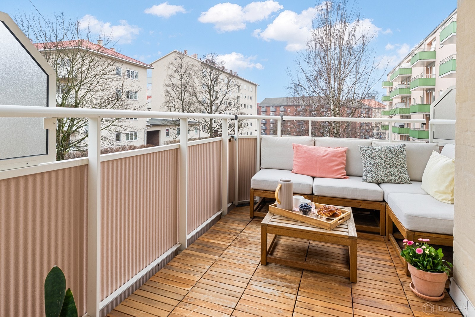 Her kan man nyte rolige morgener med en kopp kaffe eller lange sommerkvelder ute. Galleribilde