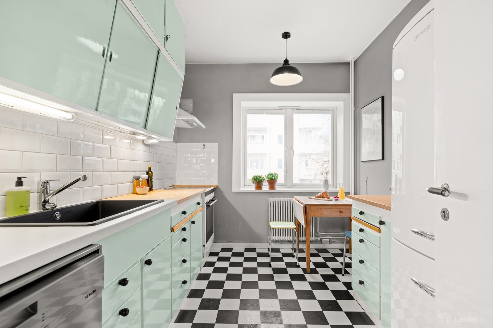 Kjøkkenet har en eldre/original kjøkkeninnredning med malte fronter som gir rommet et særpreget og sjarmerende uttrykk. Integrerte hvitevarer som kjøleskap og komfyr medfølger. Galleribilde