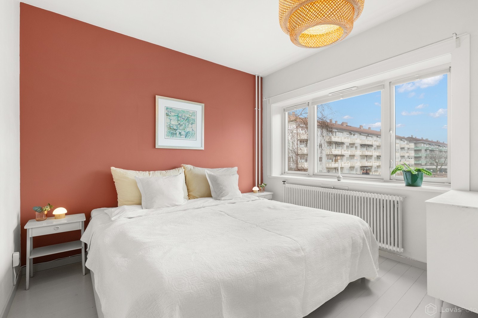 Rommet har god størrelse og gir plass til seng på hele 2,10 meter, med rom for nattbord ved siden av. Galleribilde