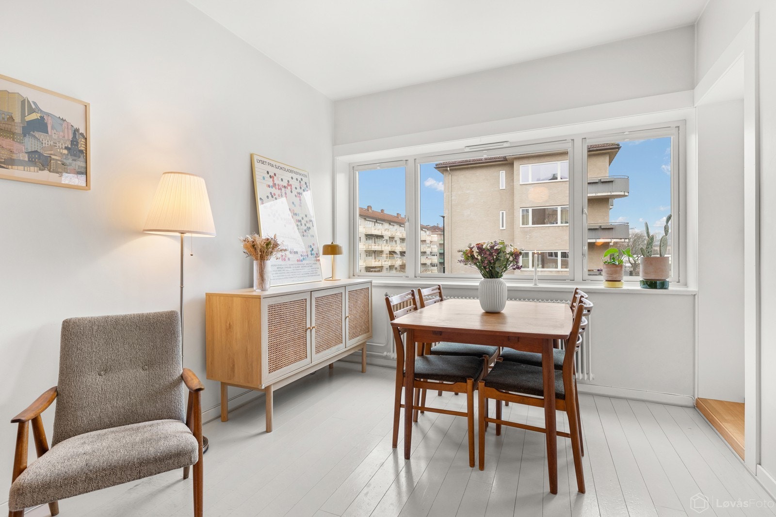 Her er det god plass til et romslig spisebord, og området egner seg godt både til hverdagsmåltider og hyggelige sammenkomster med familie og venner. Galleribilde