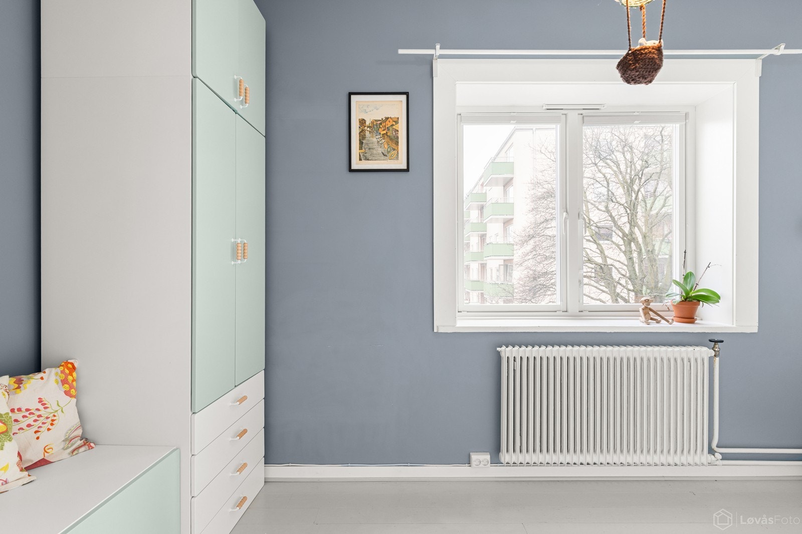 Her er det plass til både seng, skrivebord og oppbevaringsløsninger, og rommet egner seg godt som barnerom, gjesterom eller hjemmekontor. Galleribilde