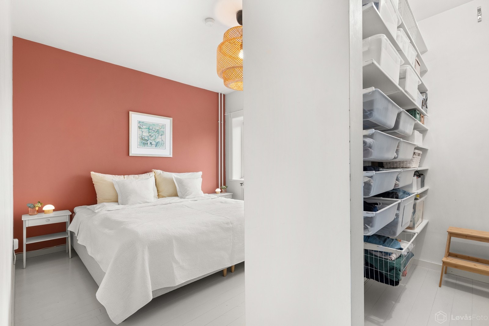 I direkte tilknytning til soverommet finner man et praktisk walk-in garderoberom. Galleribilde