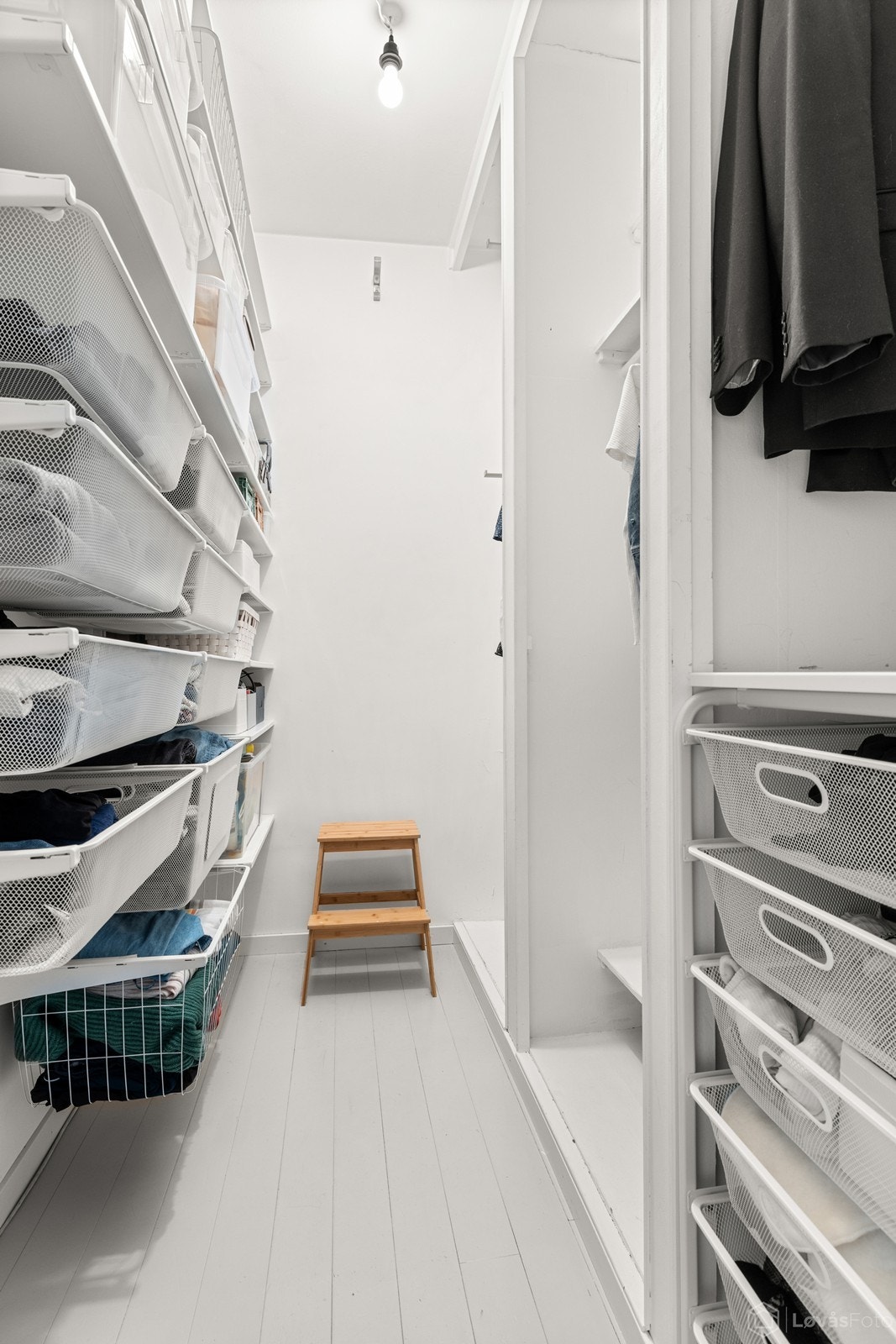 Denne løsningen gir svært gode oppbevaringsmuligheter for klær, sko og tilbehør, samtidig som det bidrar til å holde selve soverommet ryddig og oversiktlig. Galleribilde