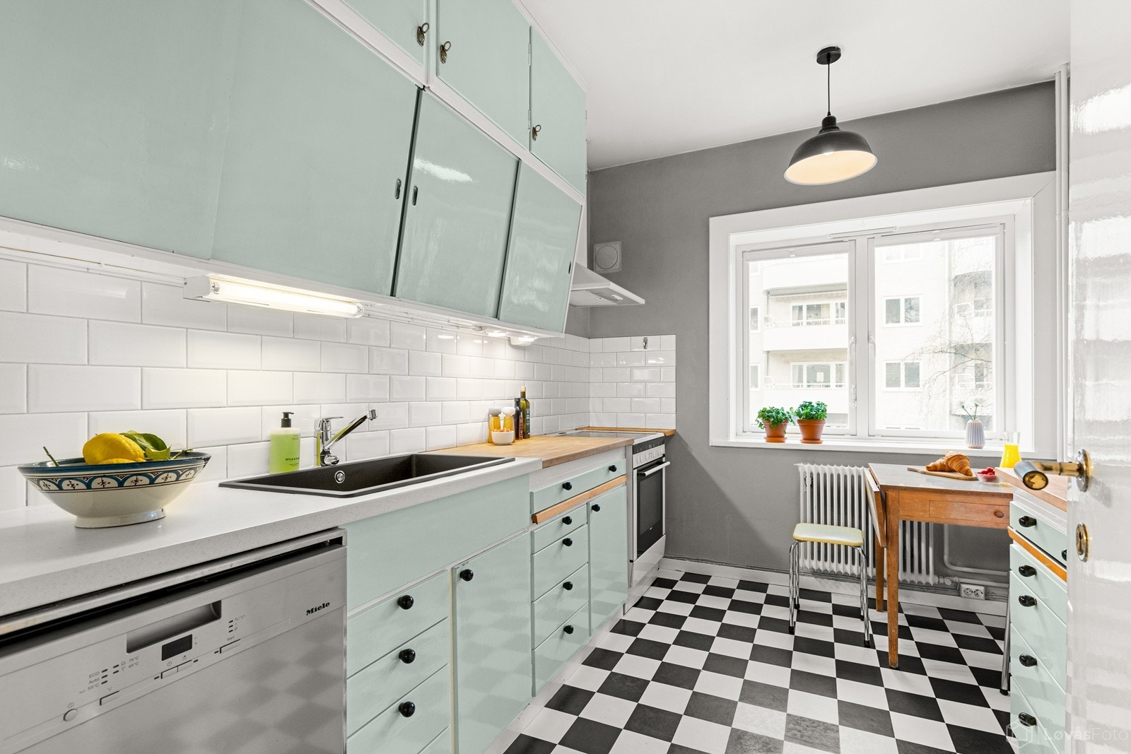 Benkeplatene har nedfelt oppvaskkum og gir gode arbeidsflater til daglig bruk. Det er også montert automatisk vannstopper. Galleribilde