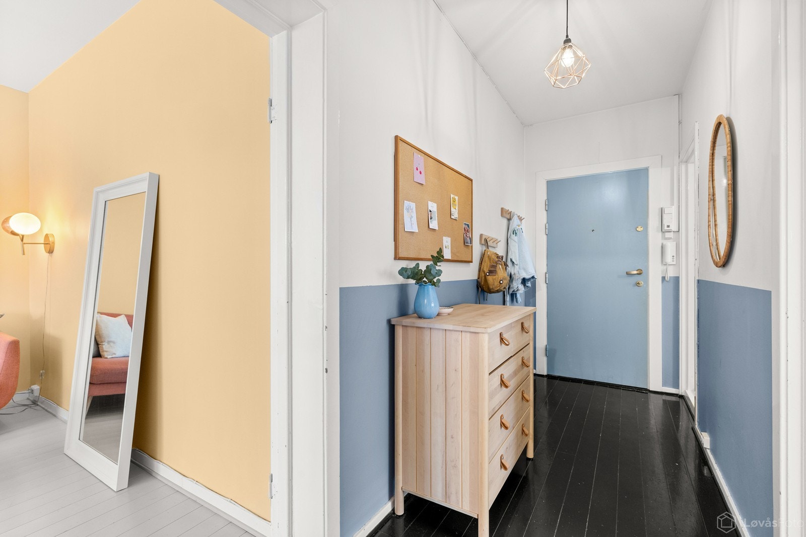 Entréen har god plass til oppbevaring av yttertøy og sko, noe som gjør det enkelt å holde orden i hverdagen. Galleribilde