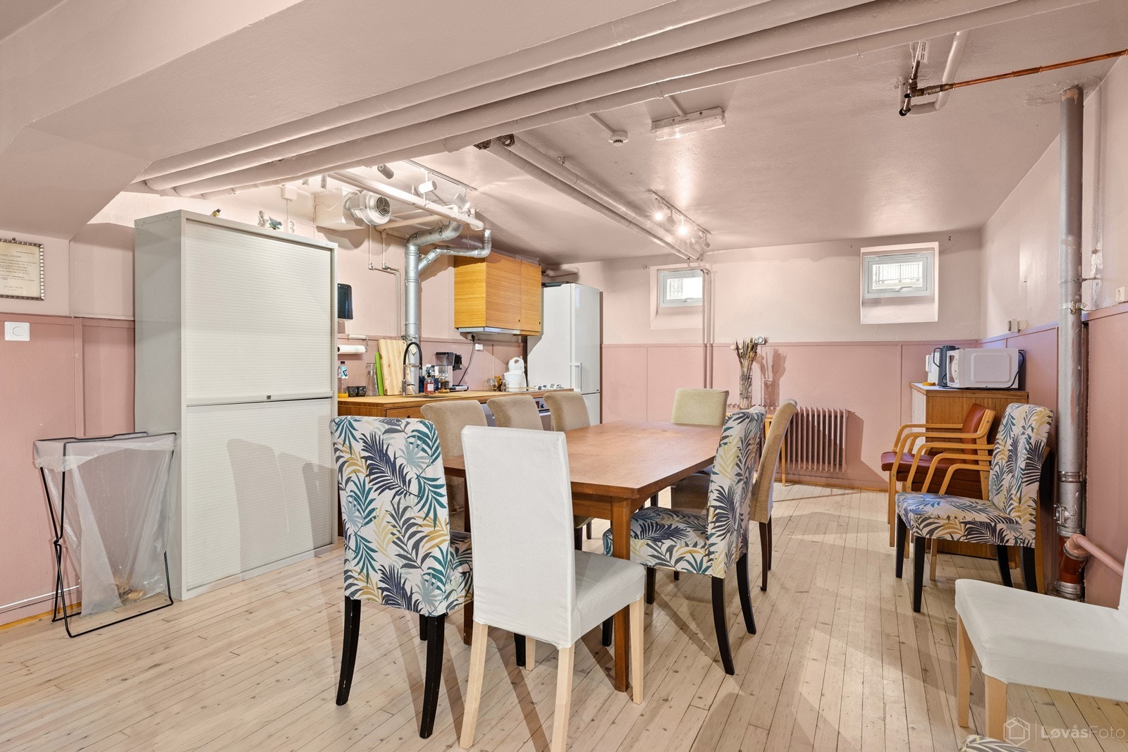 Borettslaget disponerer et nyoppusset velferdsrom som ofte brukes som et samlingspunkt for beboerne, blant annet møtes småbarnsfamilier her for leking og kaffedrikking på søndager. Galleribilde