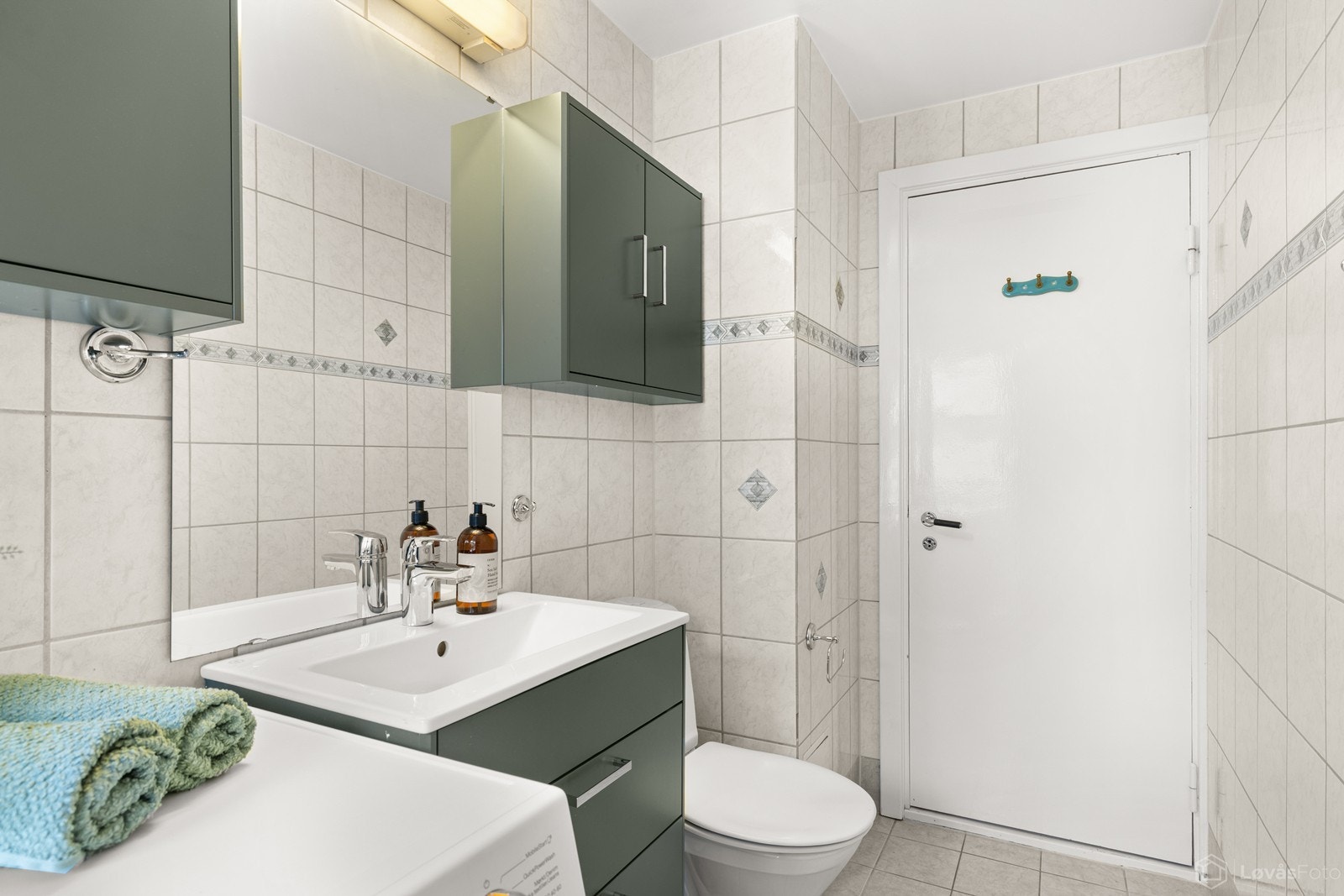 Badet fremstår funksjonelt utformet med dusj med fastmontert dusjkabinettbunn og glassdører, gulvstående klosett samt servant med baderomsinnredning. Det er også opplegg for vaskemaskin. Det er nylig montert nytt dusjkabinett. Galleribilde