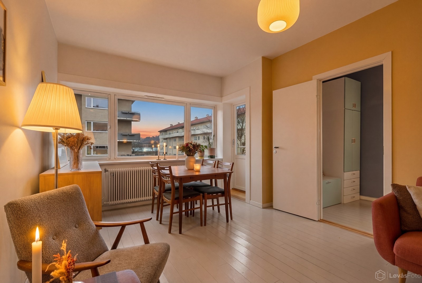 På kveldstid får stuen en lun og behagelig stemning, med myk belysning og gode soner for både avslapning og hyggelige stunder rundt spisebordet. Galleribilde