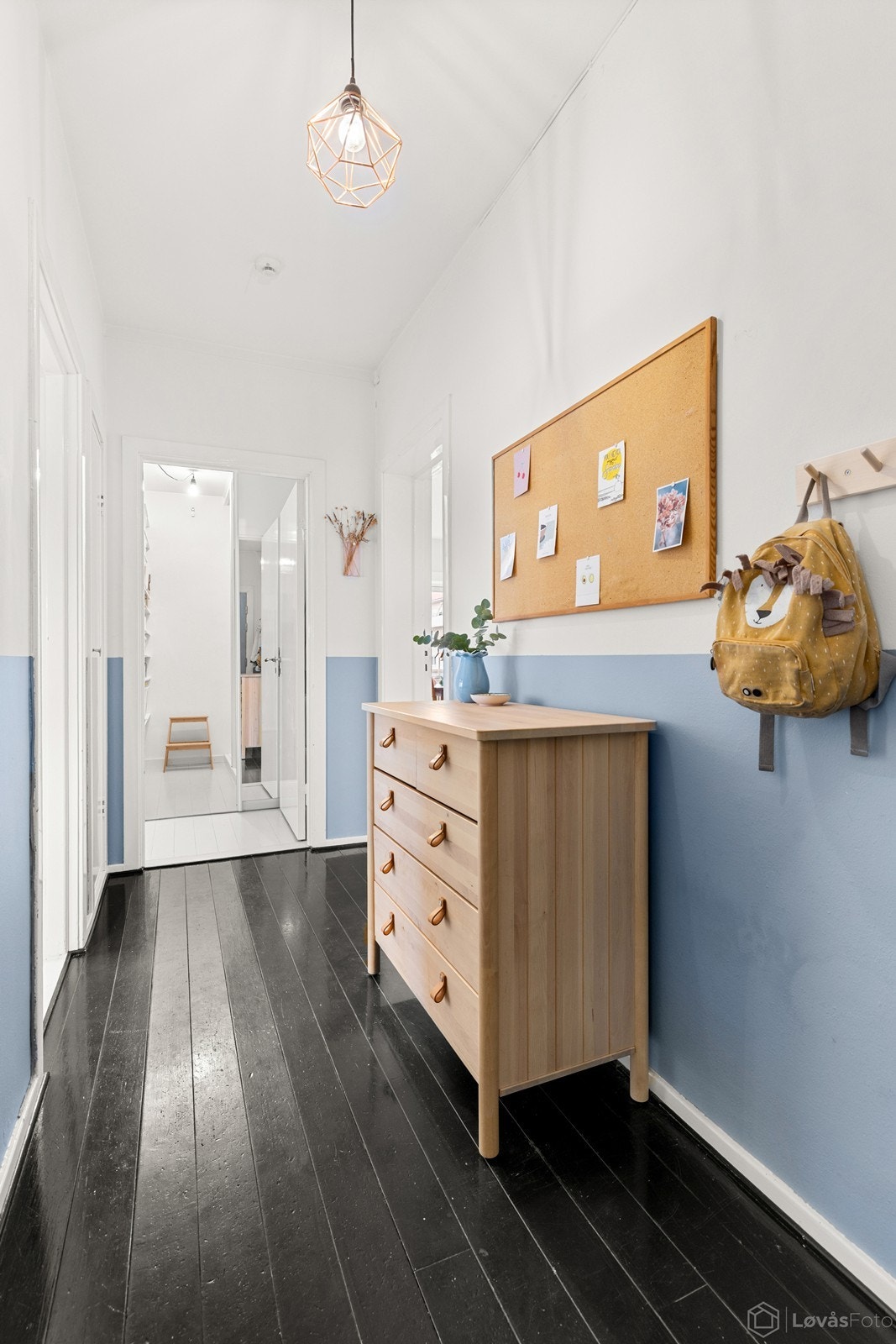 Entréen fremstår som en innbydende velkomst til boligen, hvor man raskt får en følelse av den gode romfølelsen og den gjennomtenkte planløsningen som preger hjemmet. Galleribilde