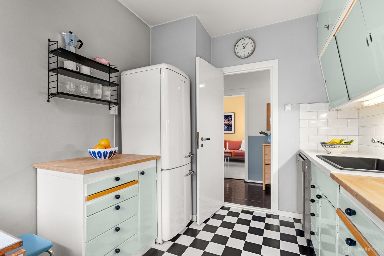 Her er det valgt materialer og detaljer som gir rommet karakter, samtidig som kjøkkenet fremstår praktisk og funksjonelt i bruk. Galleribilde