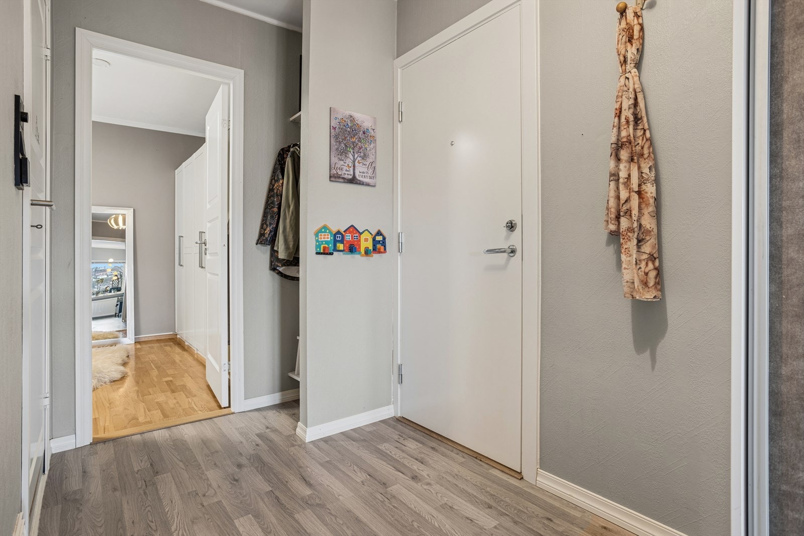 Innbydende entré med plass til yttertøy og god oppbevaring. Galleribilde